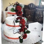 Hochzeitstorte auf Säulenetagere mit echten Rosen