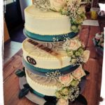Hochzeitstorte auf Etagere mit bunten Bändern