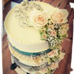 Hochzeitstorte auf Etagere mit bunten Bändern