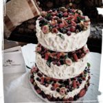 Hochzeitstorte auf Etagere mit vielen Früchten garniert