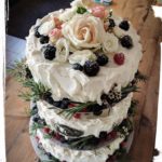 Hochzeitstorte auf Etagere mit Thymian