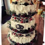 Hochzeitstorte auf Etagere mit Thymian