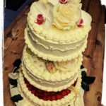 3 stöckige Hochzeitstorte auf Etagere mit echten Blumen