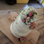 drei etagige elegant schlichte Hochzeitstorte
