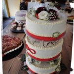 drei etagige elegant Hochzeitstorte mit Marzipanrand