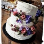 schlichte Hochzeitstorte mit Blumendekoration