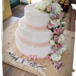 klassische 3 stöckige Hochzeitstorte mit echten Rosen