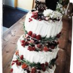 3 stöckige Hochzeitstorte mit bunten Beeren