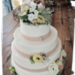 4 stöckige Hochzeitstorte in zart rosa