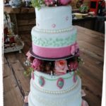 5 stöckige Hochzeitstorte auf Säulenetagere