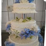 3 stöckige Hochzeitstorte auf Säulenetagere