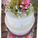 Blumenbukett der 5 stöckige Hochzeitstorte auf Säulenetagere