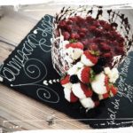 Himbeertorte mit Erdbeer-Wasserfall