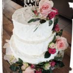 3 stöckige Hochzeitstorte mit leichter Sahne umhüllt