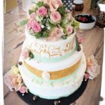 3 stöckige Hochzeitstorte in mint & gold Style