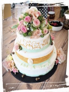 3 stöckige Hochzeitstorte in mint & gold Style