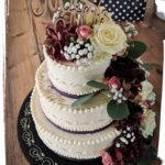 3 stöckige Hochzeitstorte auf Schieferplatte