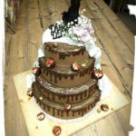 dreistöckige Hochzeitstorte schwarz/weiß Frontansicht
