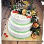 dreistöckige Hochzeitstorte mit wilden Blüten