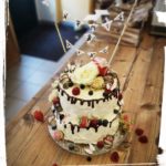 zweistöckige Hochzeitstorte mit Wimpelkette