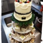 2 stöckige Hochzeitstorte mit Wiener Desserts