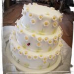 Hochzeitstorte mit vielen Blümchen