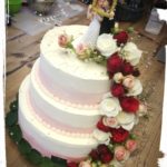 3 stöckige Hochzeitstorte mit Rosenwasserfall