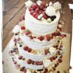 4 stöckige Hochzeitstorte mit vielen Früchten