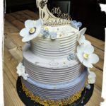 3. stöckige Hochzeitstorte in Streifenoptik in lila