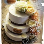 Hochzeitstorte mit echten Rosen